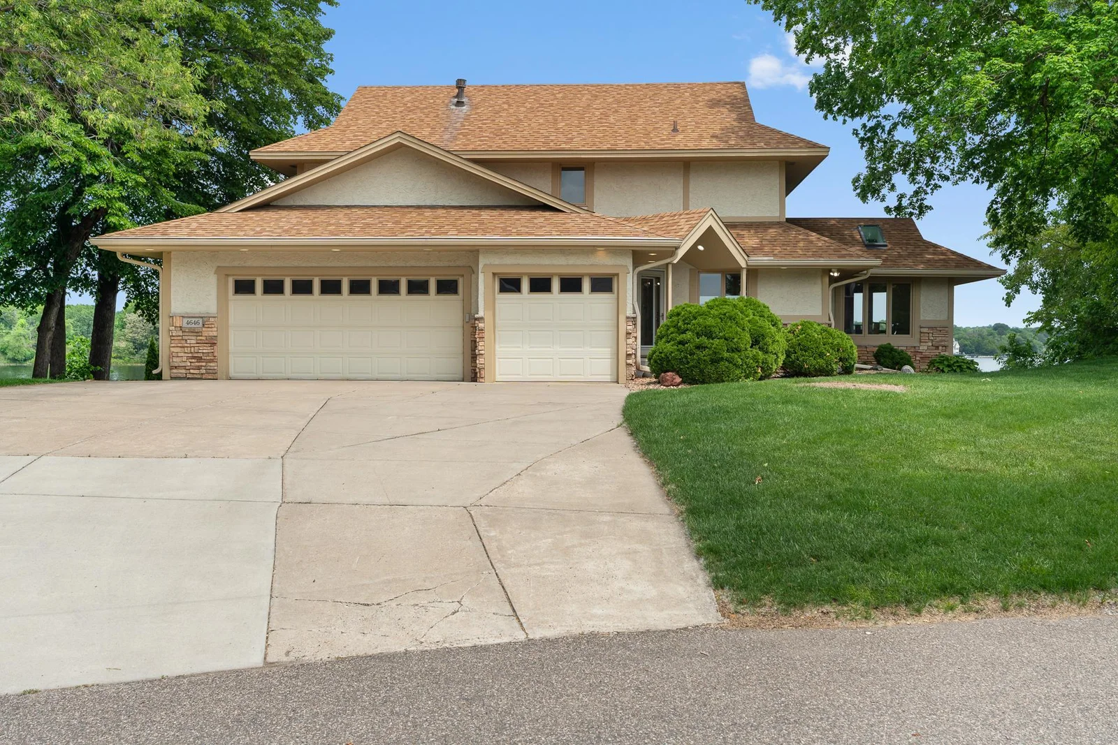 4646 Lords St NE MLS-15.jpg