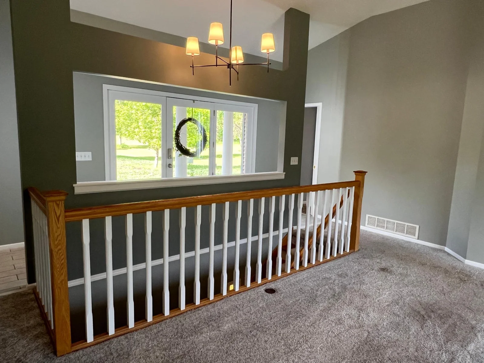 A CLOSE-UP OF THE OPEN STAIRWAY AND ENTRY AREA.