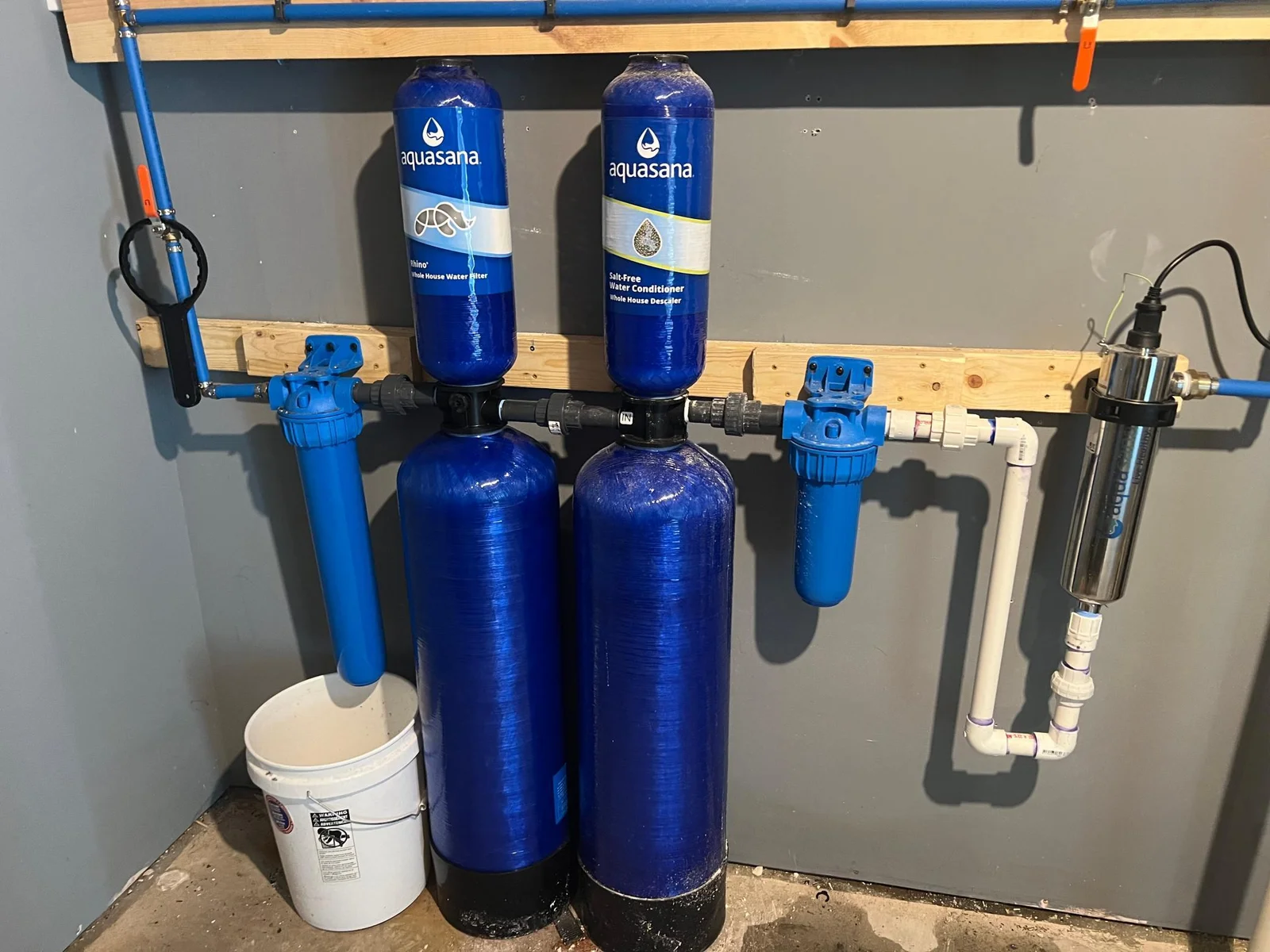 AQUASANA WHOLE HOUSE FILTRATION SYSTEM L. to Rt. 1) Pre-Filter: Removes lge particles & Xtends life of main filter. 2) Main Filter: Removes contaminates from H2O supply 3) Salt-Free H2O Softener:inhibits scale formation 4) Post Filter 5) UV Filter