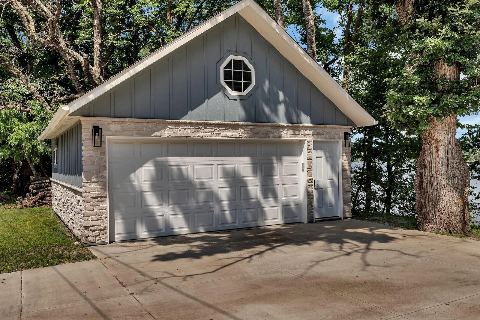 Oversized 2 car garage