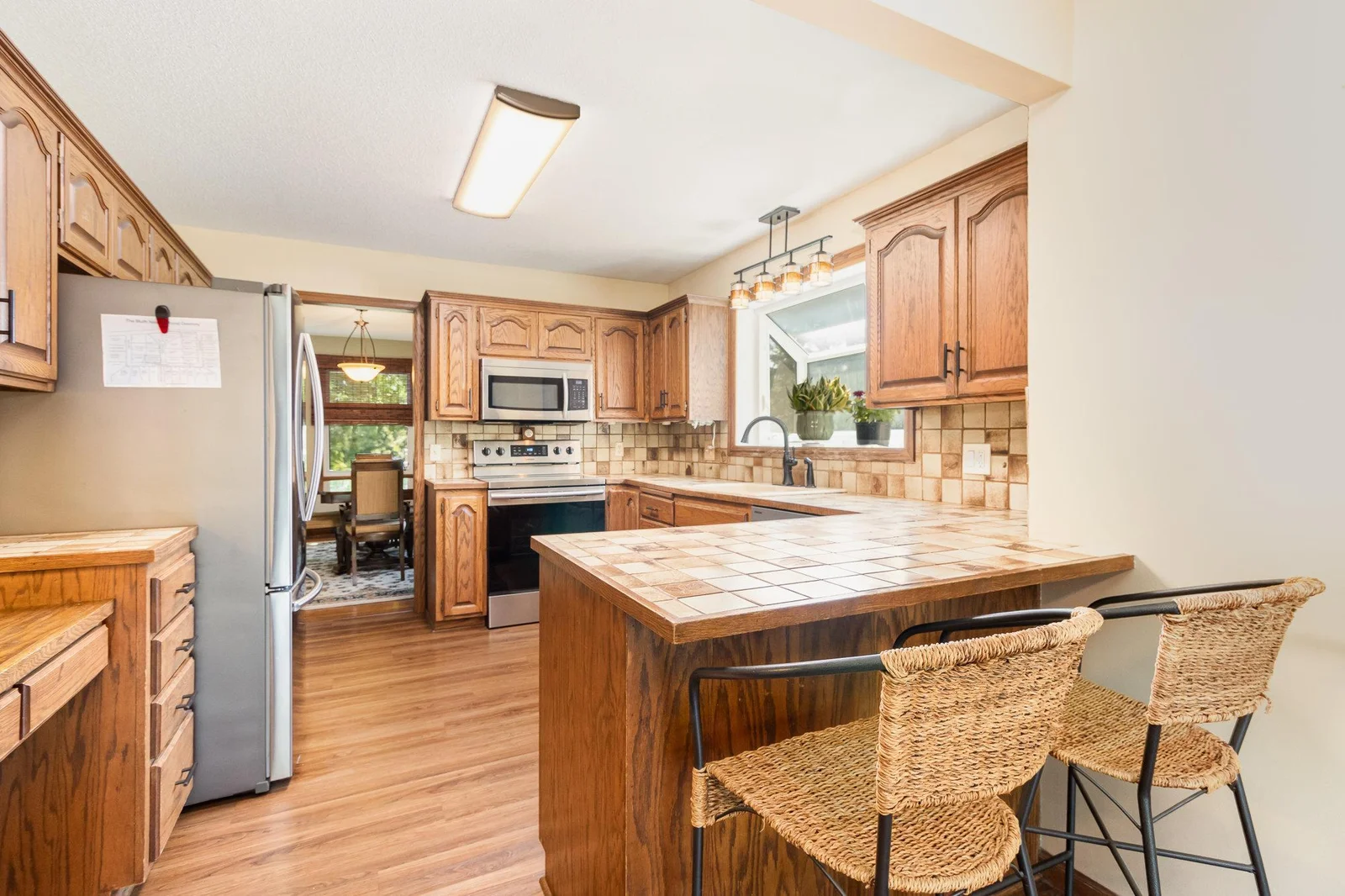 2 cool kitchen, with counter for coffee chats