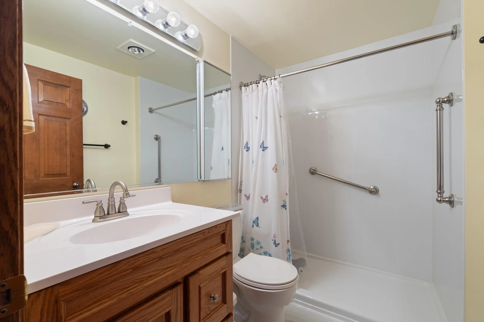 Walk-in shower next to the 2 bedrooms