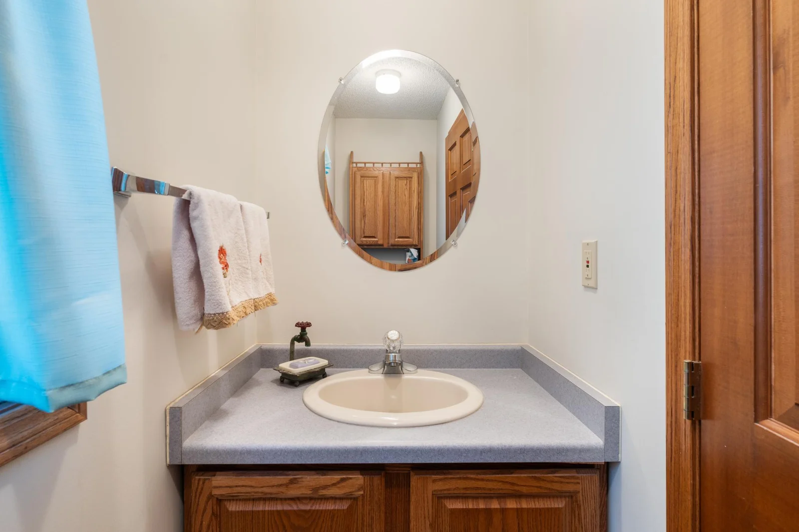 1/2 bath next to the laundry