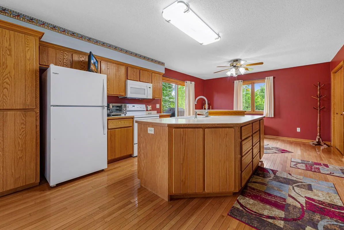21 Kitchen.jpg