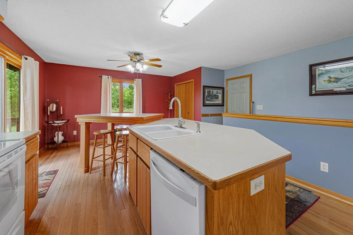 27 Kitchen.jpg