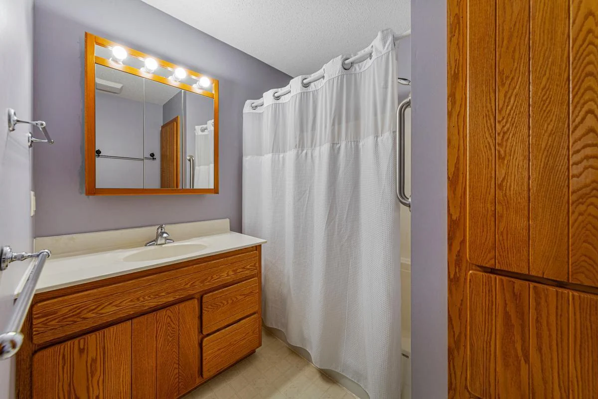 33 Main bathroom.jpg