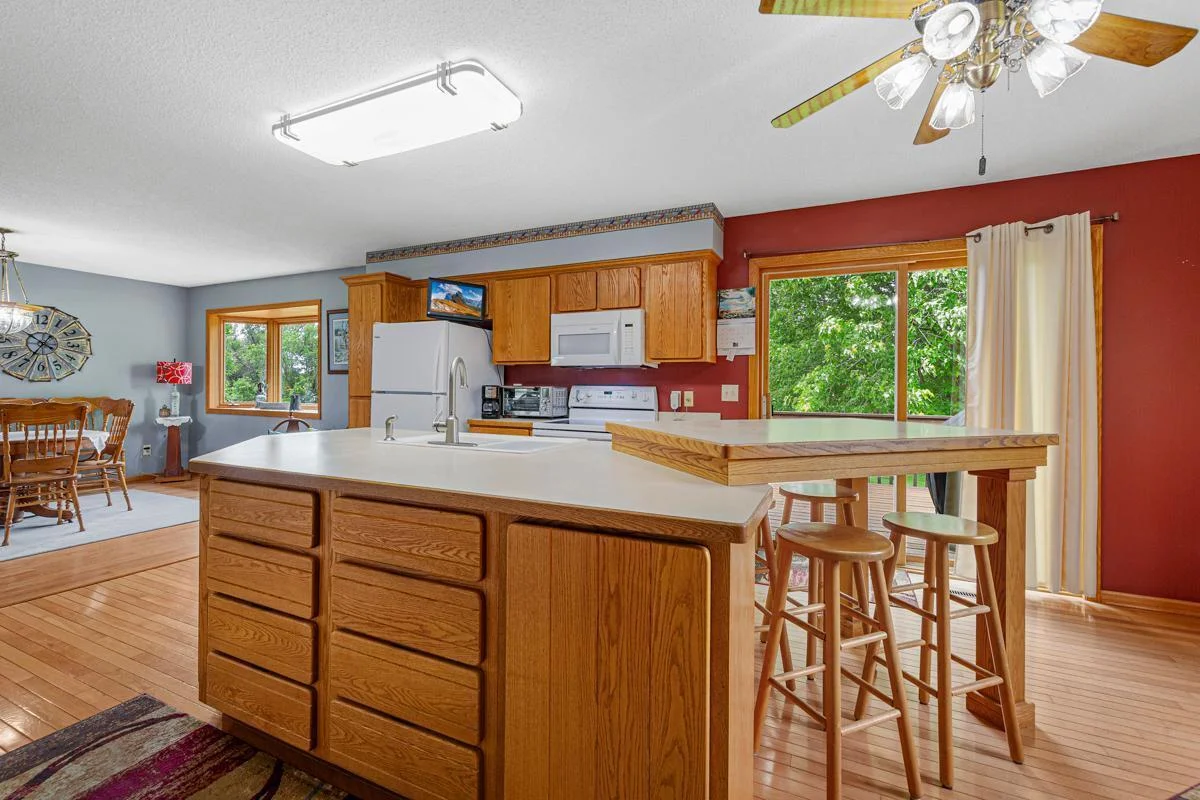 22 Kitchen.jpg