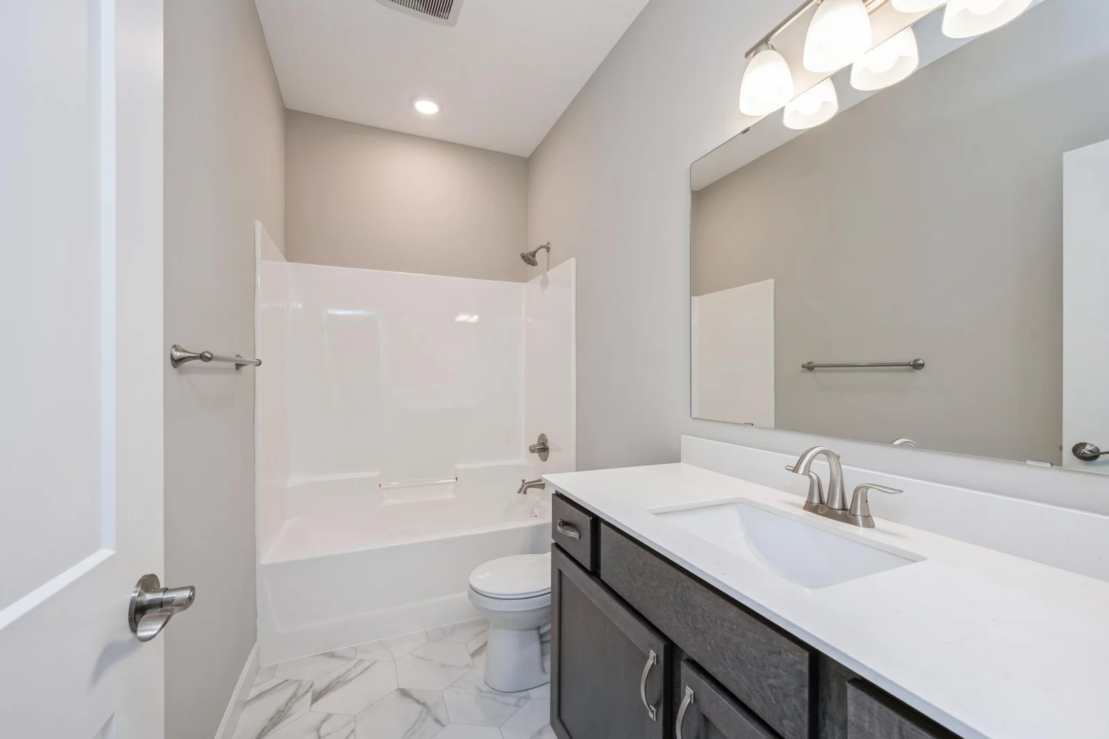 Main Bathroom.jpg