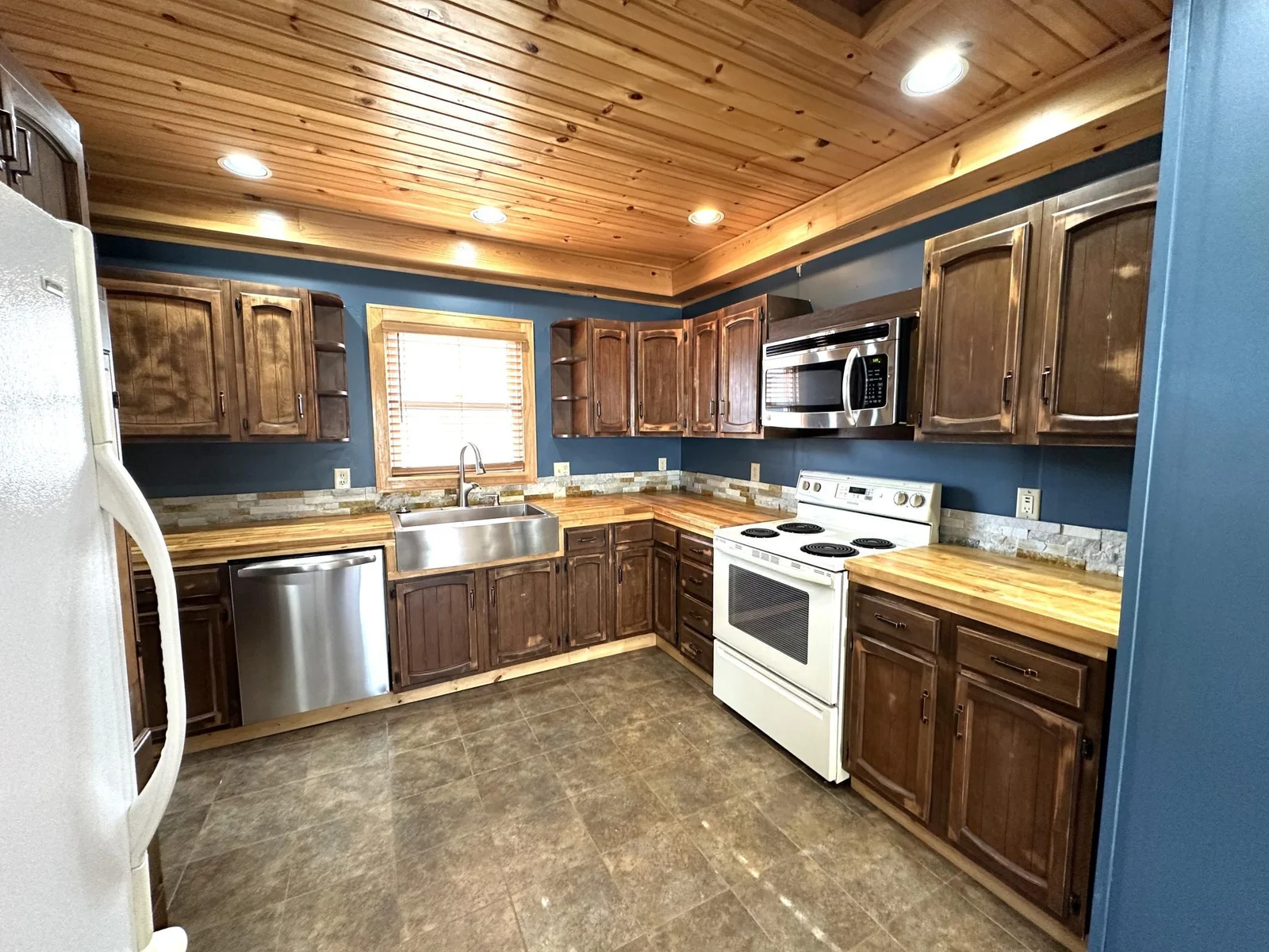 638 E James Kitchen.JPG
