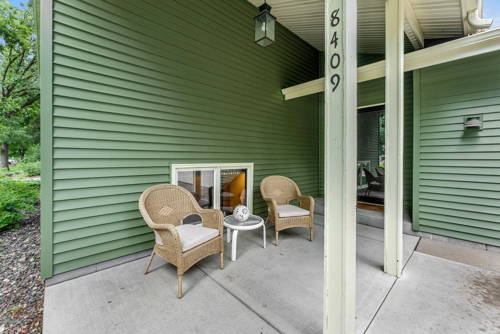 Attractive covered entrance patio