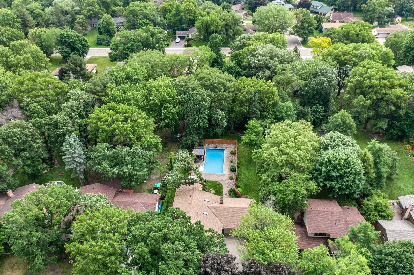 Welcome to 8409 Knollwood!