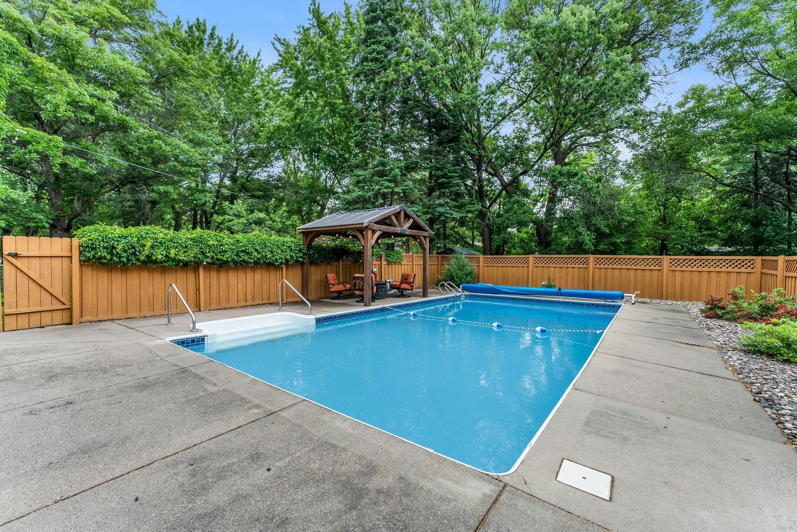 Concrete pool deck in excellent condition!