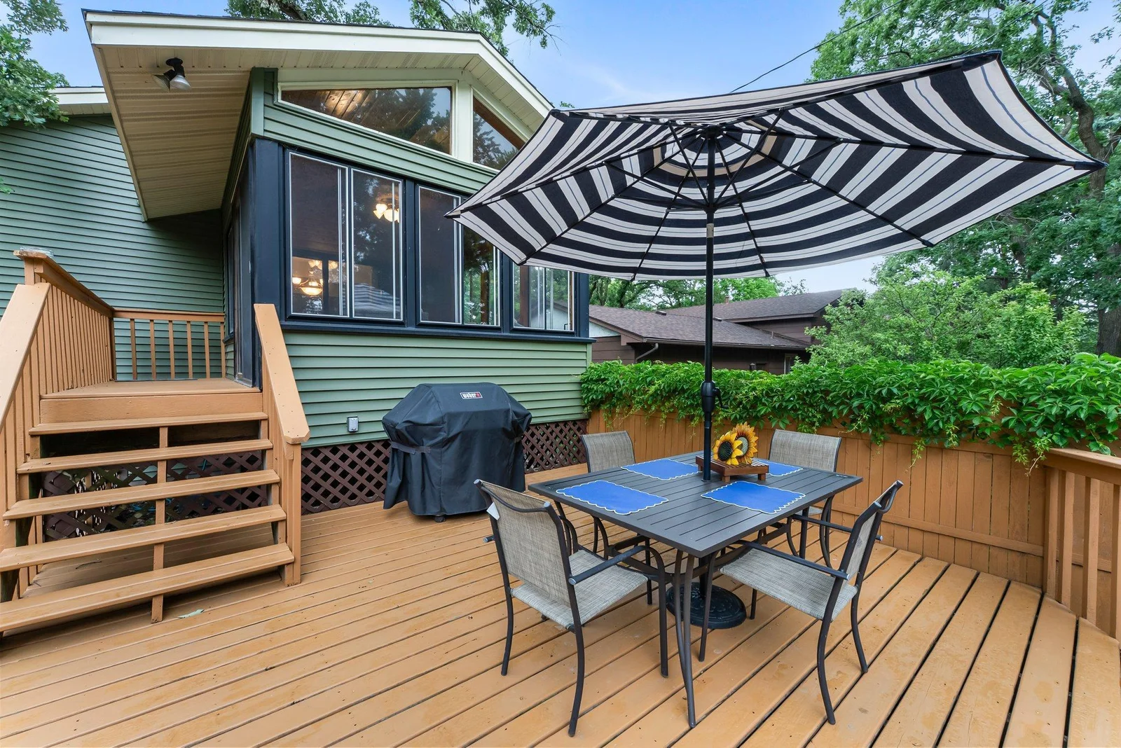 Tiered deck - outdoor meals!