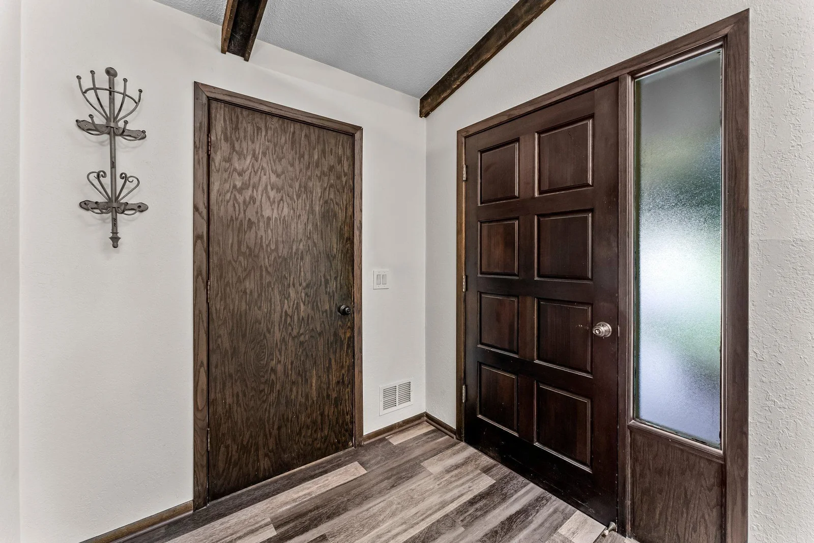 Garage entrance at foyer - handy for groceries!