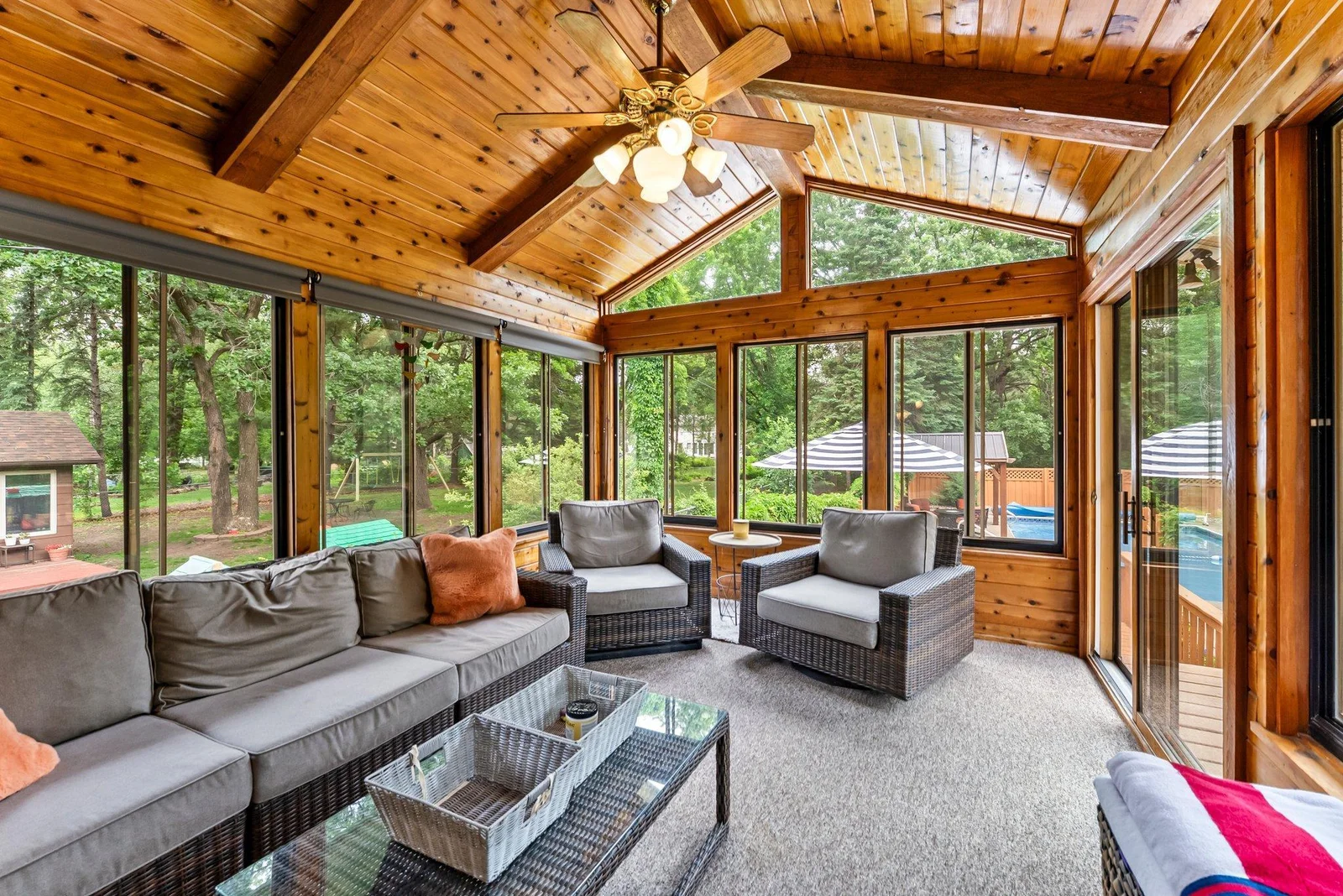 Gorgeous views & vaulted ceiling