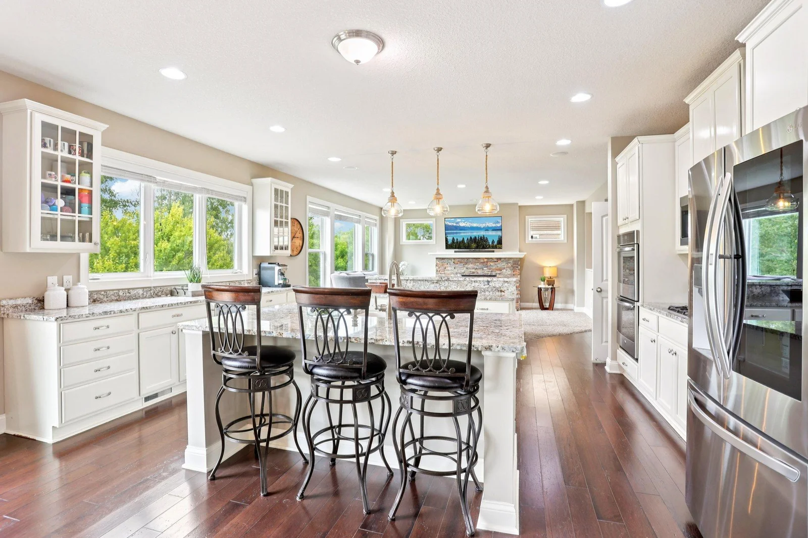 Large center island with breakfast bar.