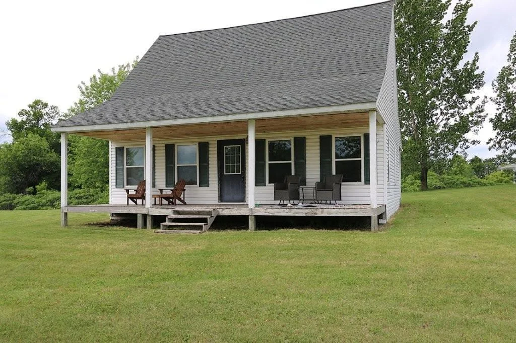 Cabin with front porch.jpg