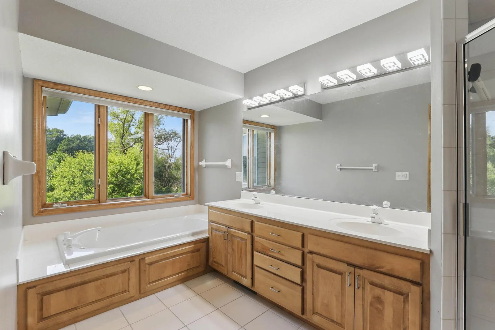 38-web-or-mls-18715-24th-Ave-N-38.jpg