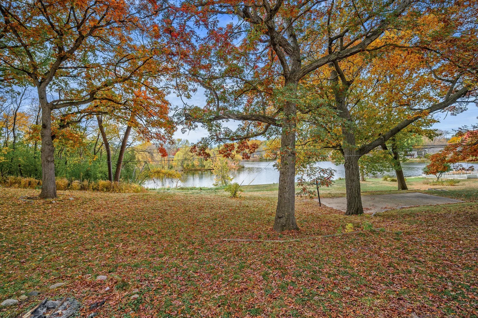 Huge yard to quiet lake front