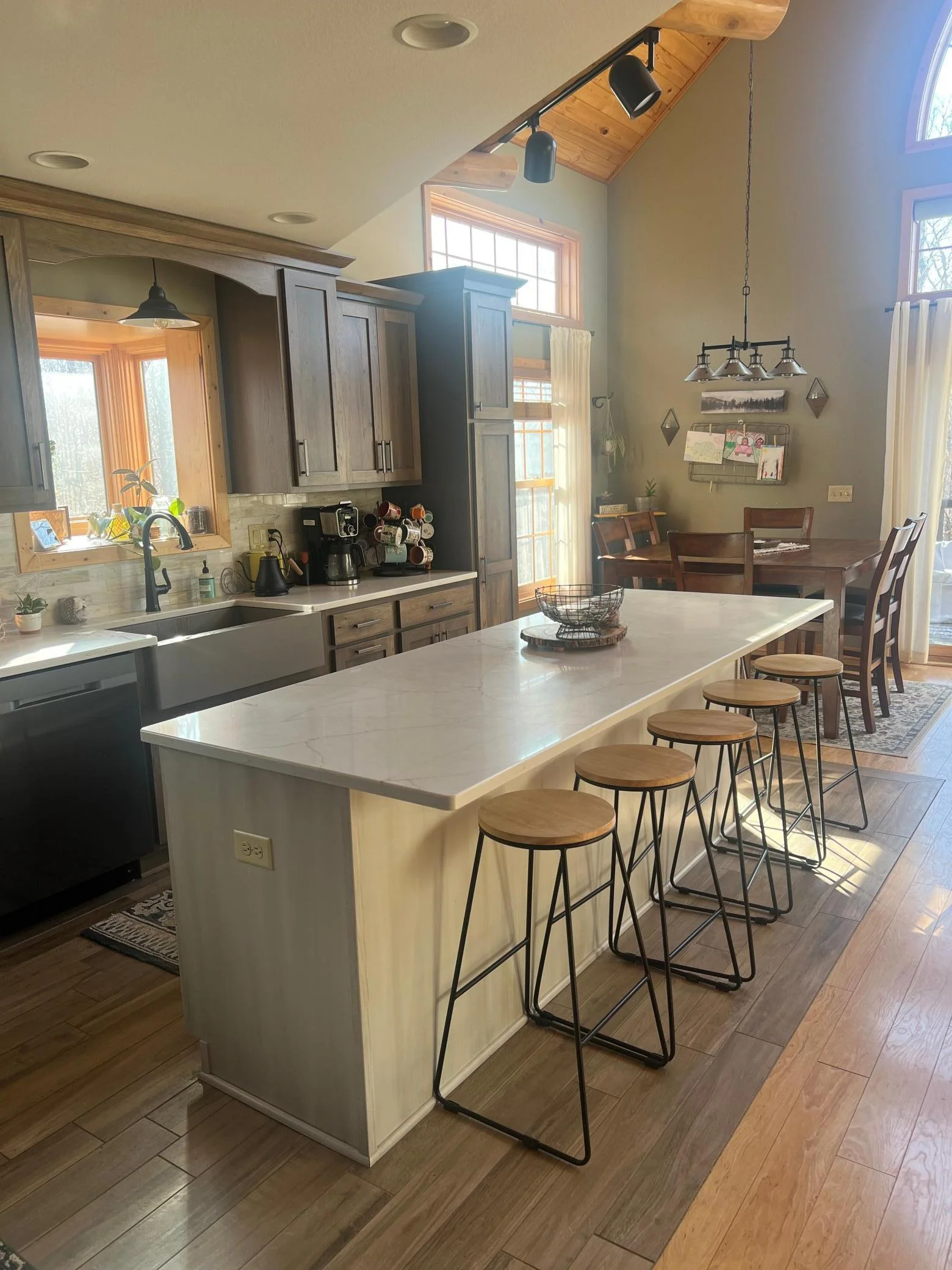 eat-in kitchen