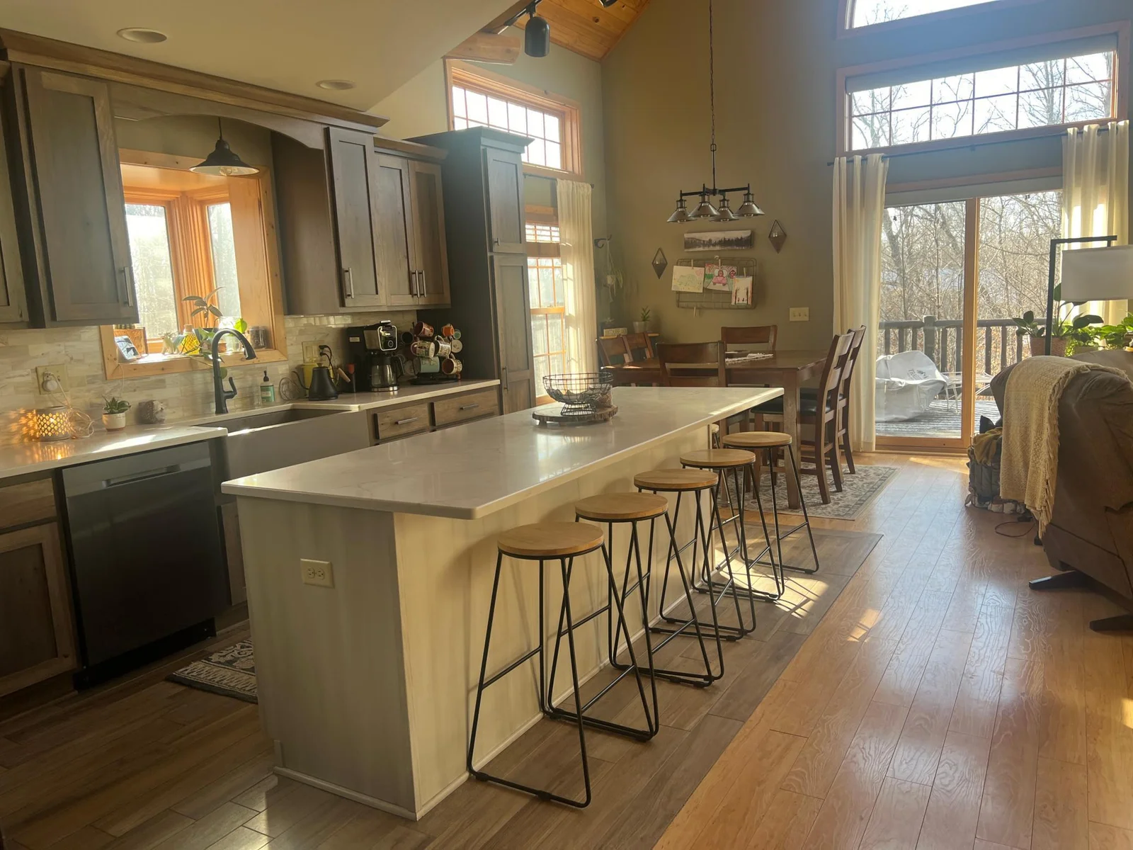 eat-in kitchen