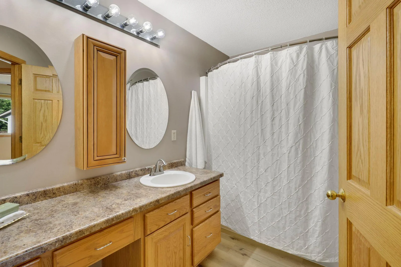 Full bath on the upper level