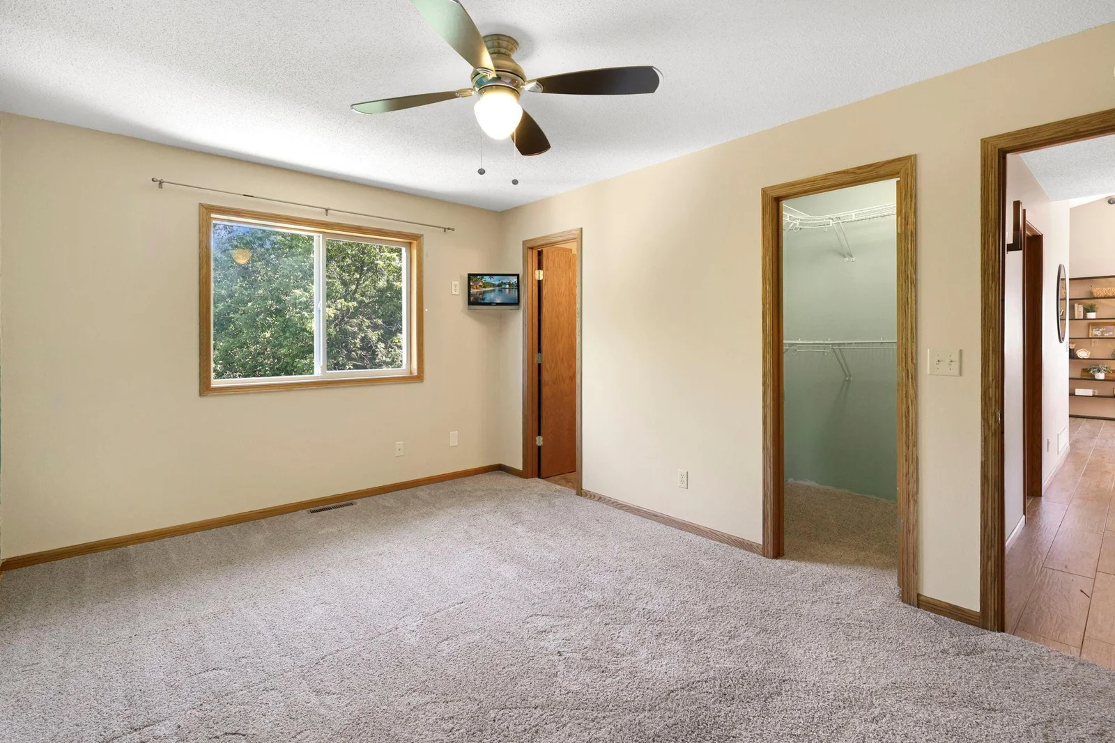 Primary bedroom w/ walk-in closet & private bath