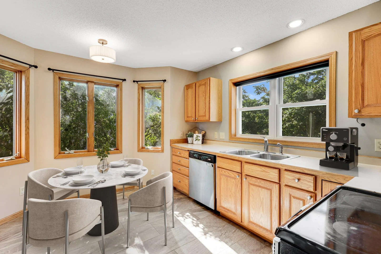 Bright eat in kitchen w/ plenty of space for prep