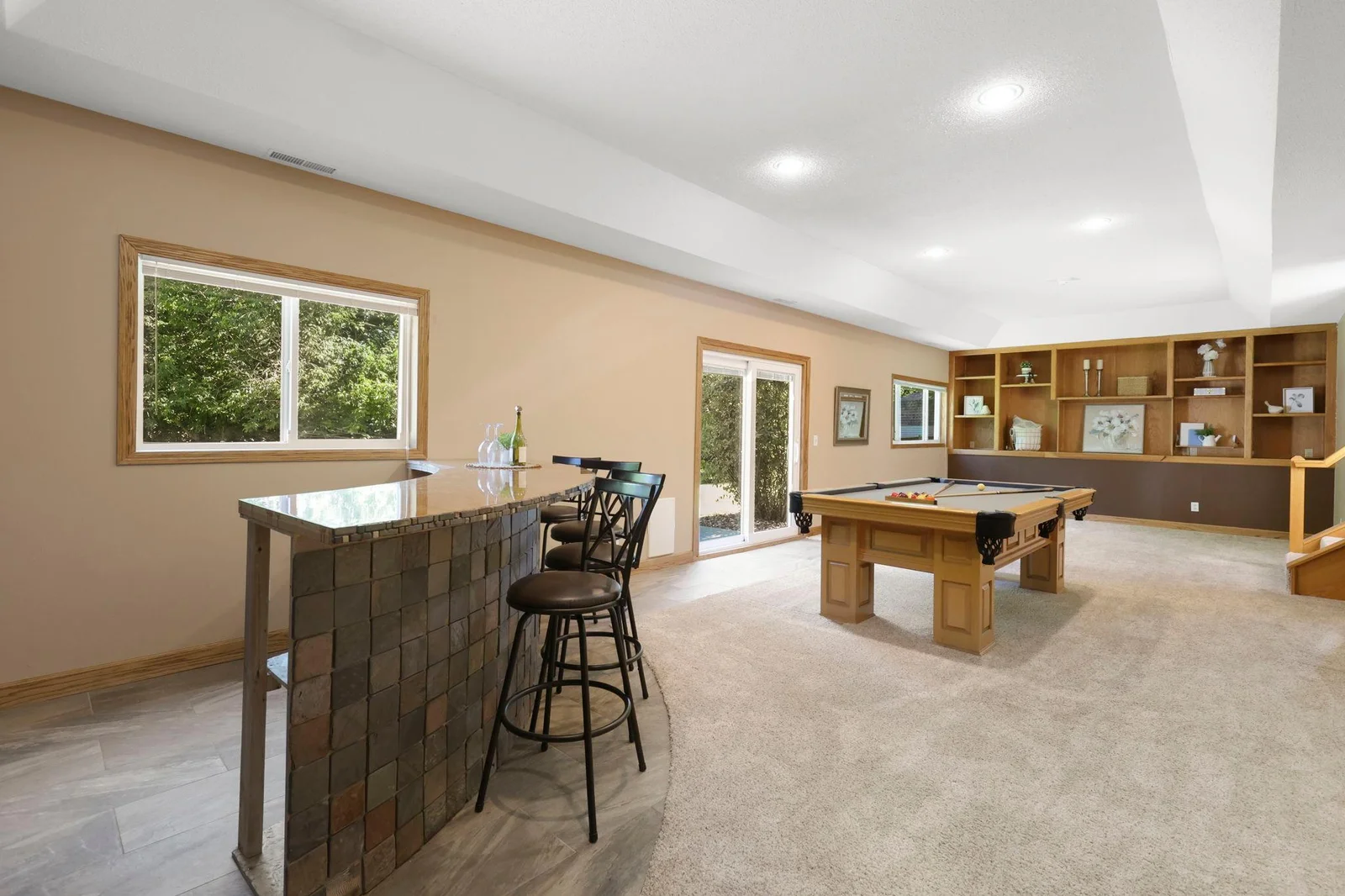 Walk out lower level w/ 10ft tray ceiling