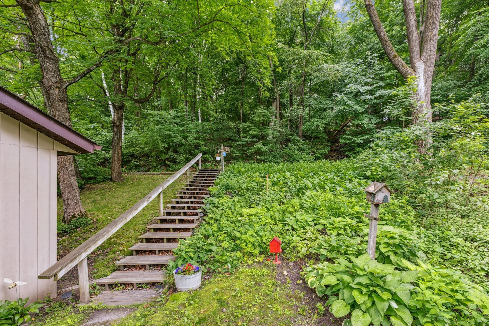 Beautiful, private, tranquil, your own slice of heaven. So many ways to describe this wonderful waters edge lake cabin.