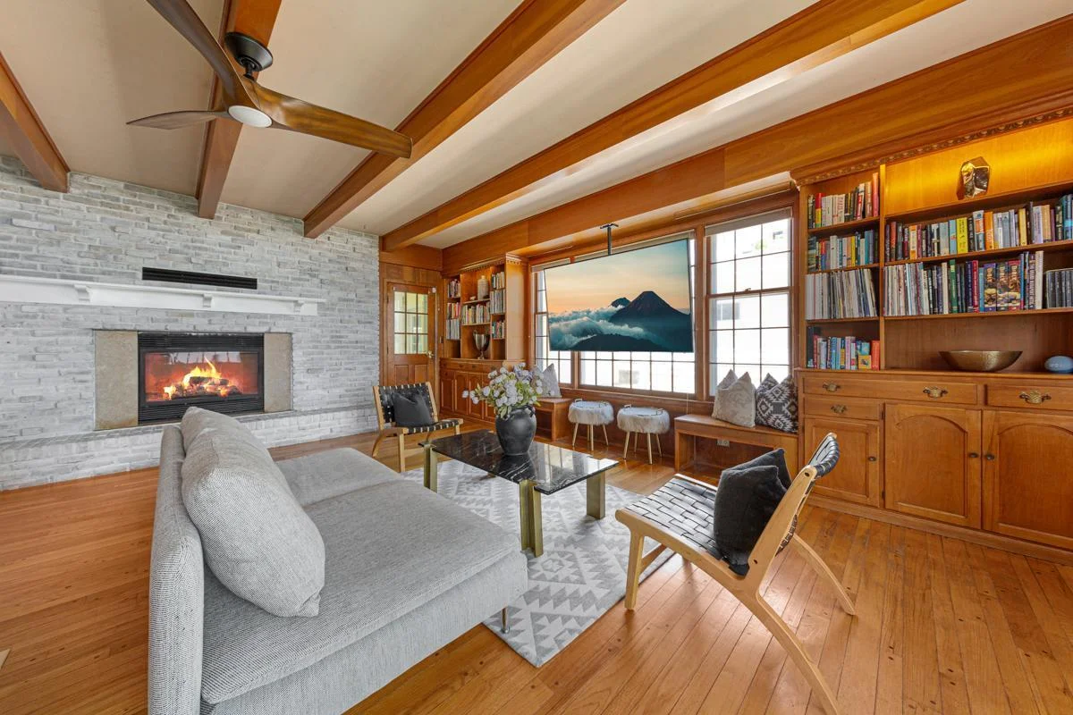 30 Family room.jpg