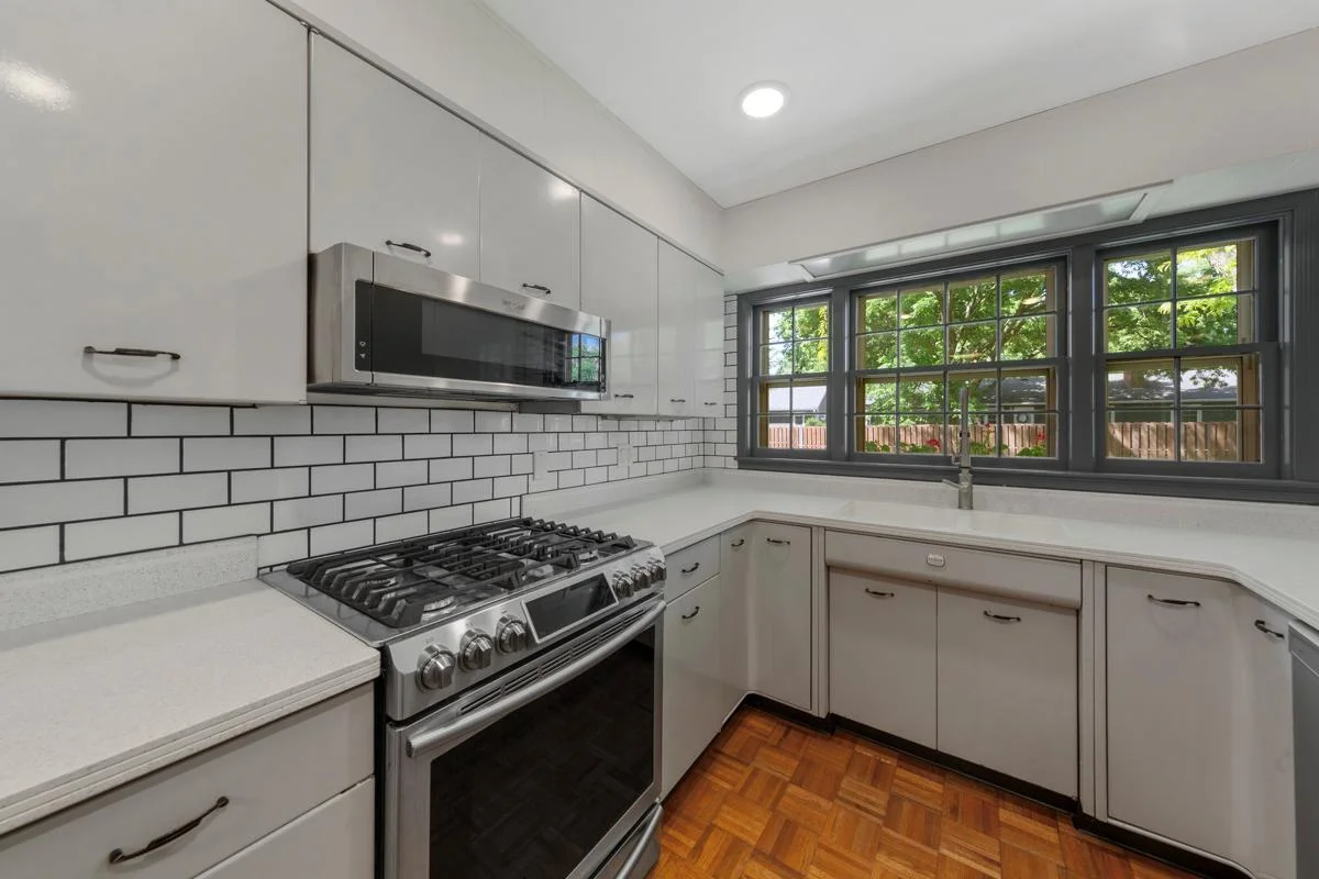 24 Kitchen.jpg