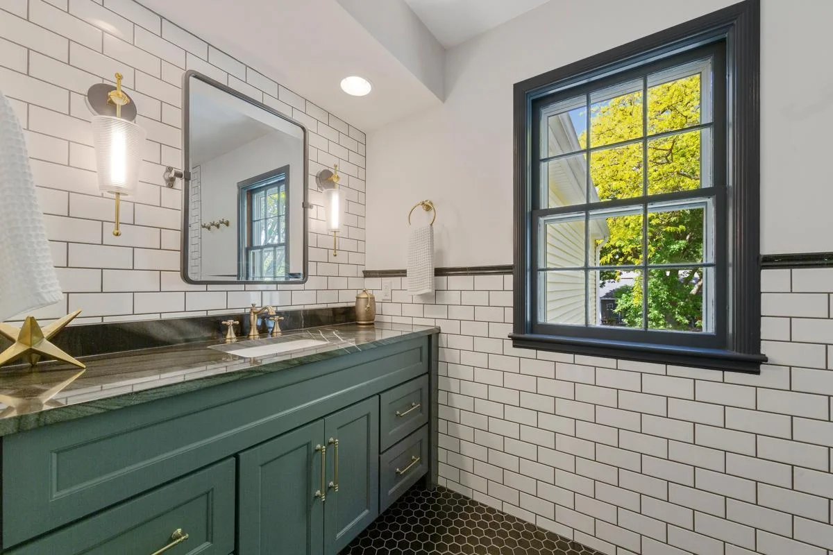 44 Bathroom.jpg