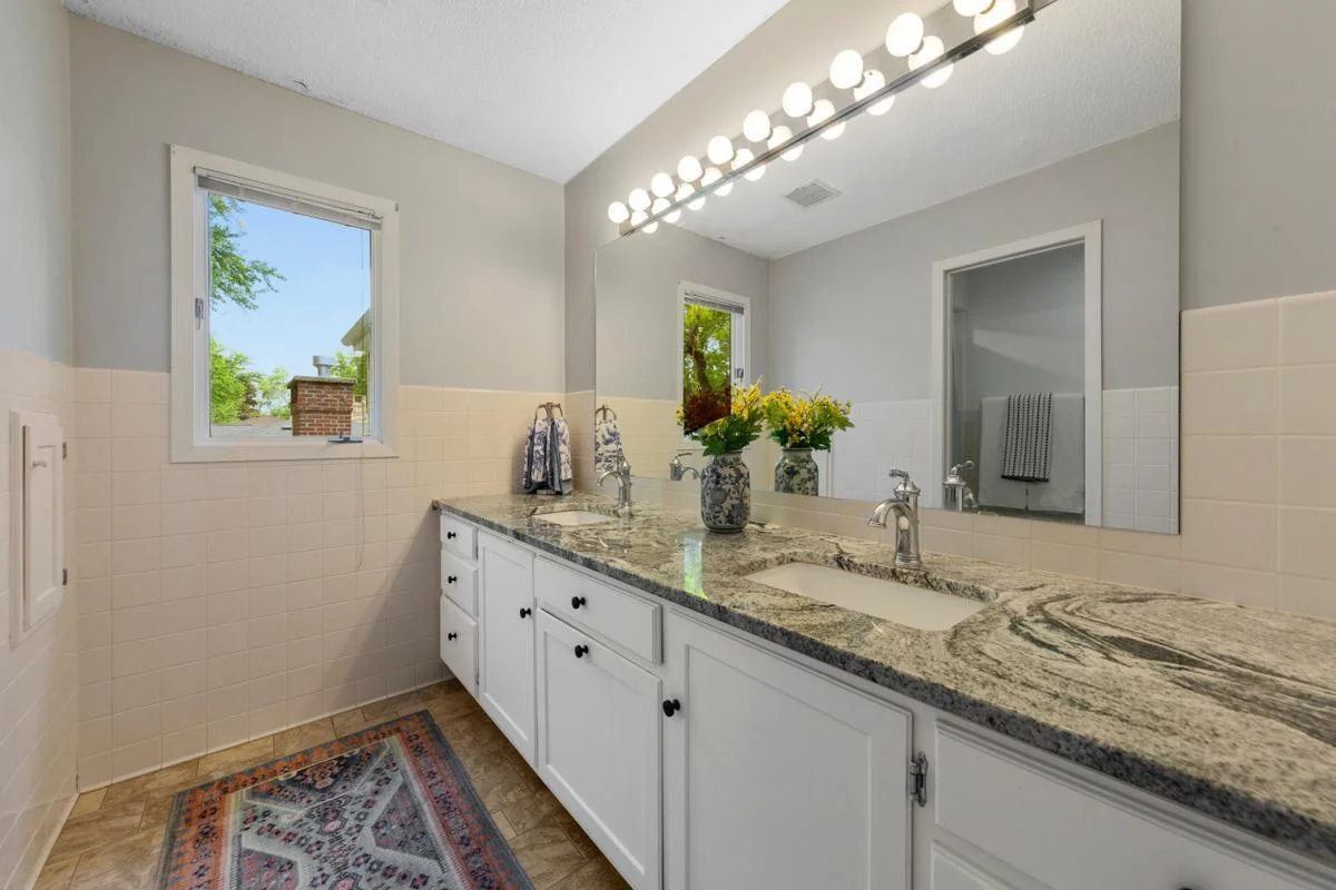 52 Main bathroom.jpg