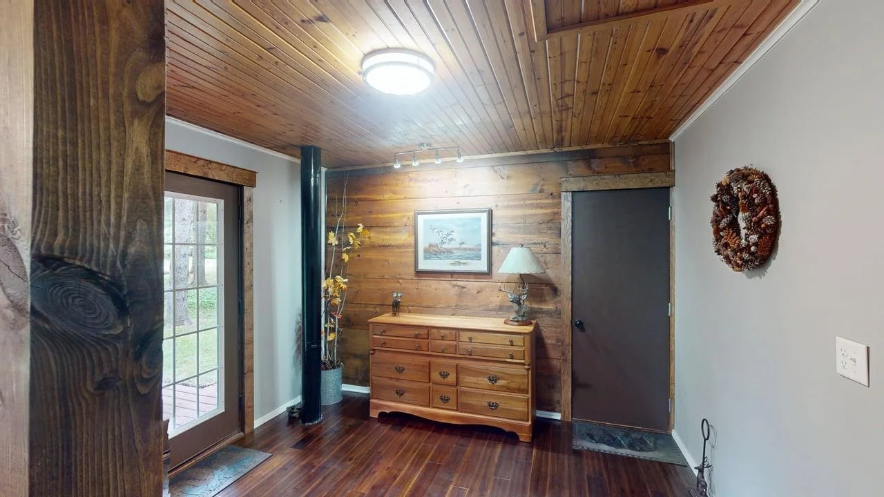 Spacious entry on upper level