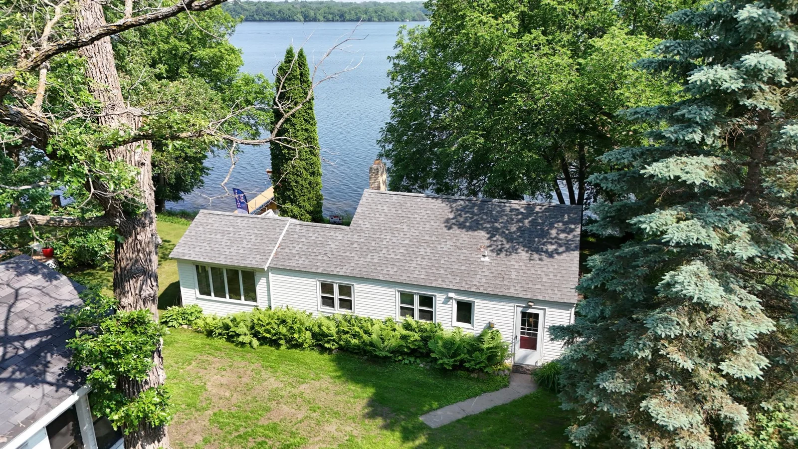 Lakeside cabin 1..JPG