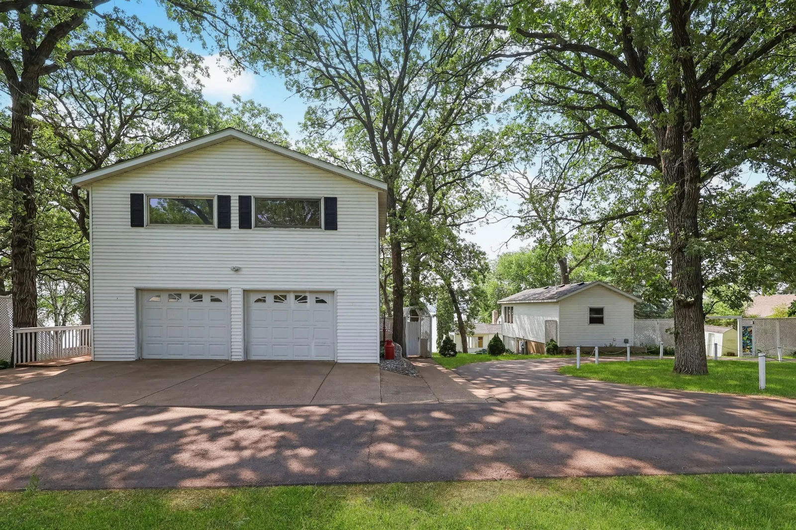 Driveway view to the garage, with the main house behind. Cabin 2 on the right, with the lakeside Cabin behind that..jpg