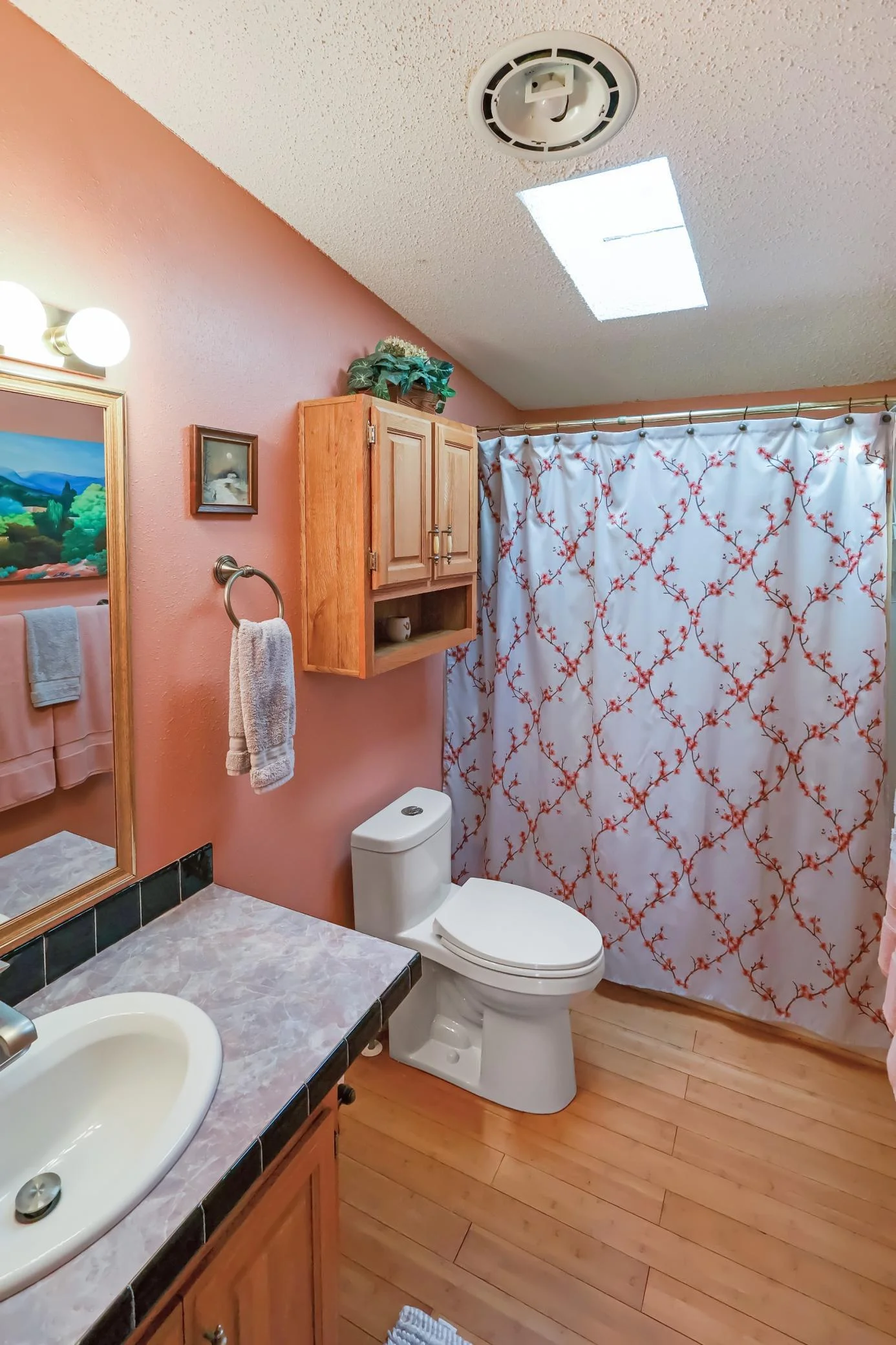 Main house- full bath on the main level..jpg
