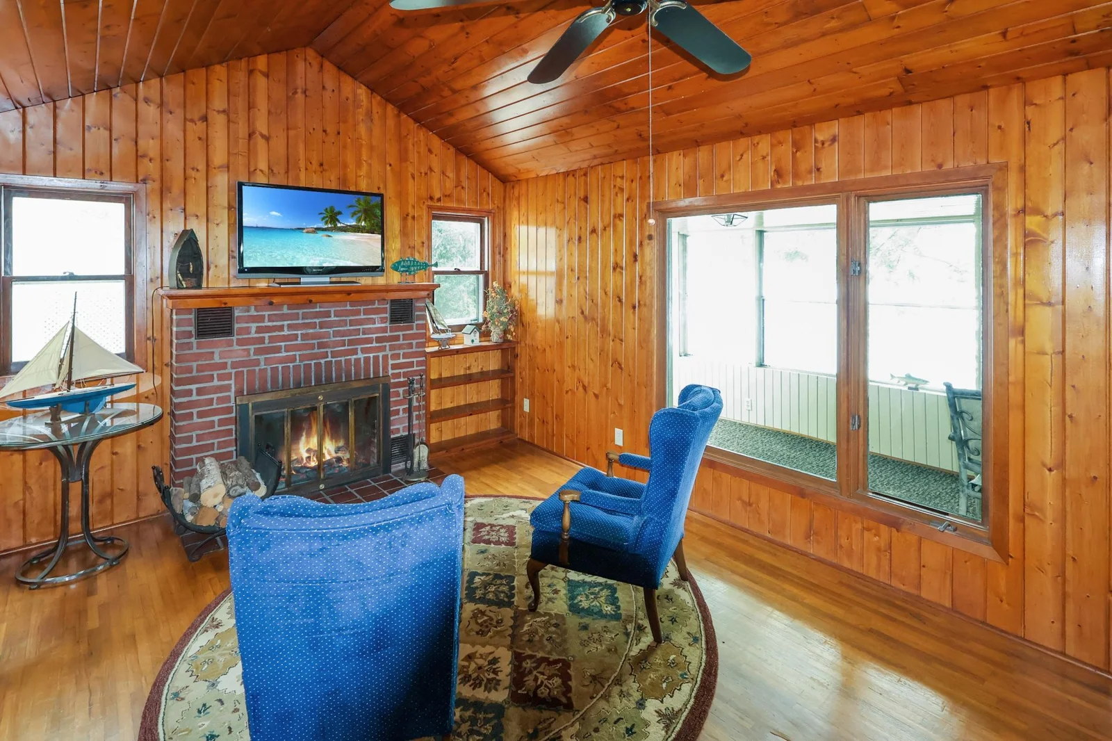 Lakeside cabin- great vaulted living room with a real wood fireplace..jpg