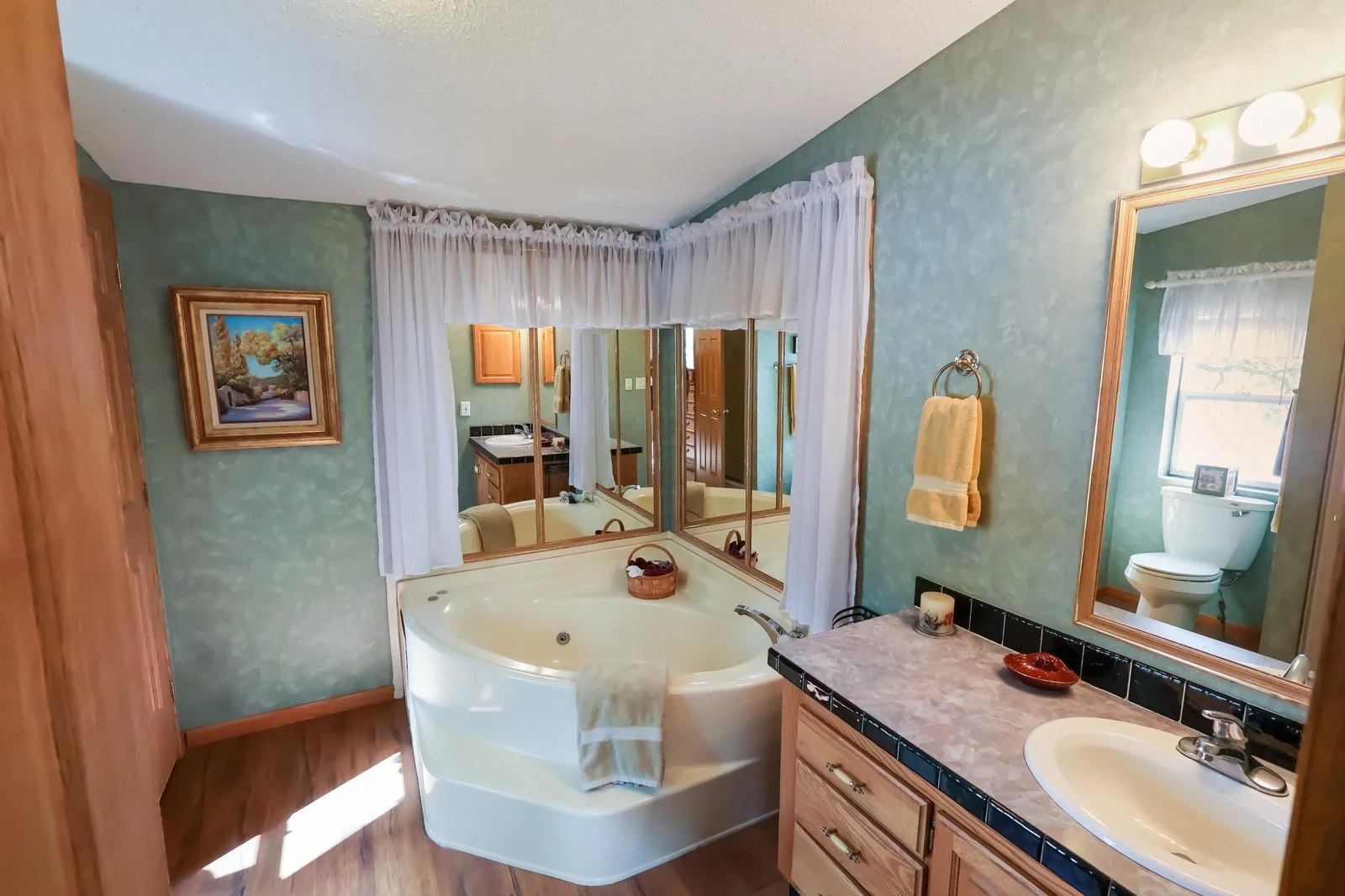 Main house- primary en-suite with corner jetted tub..jpg