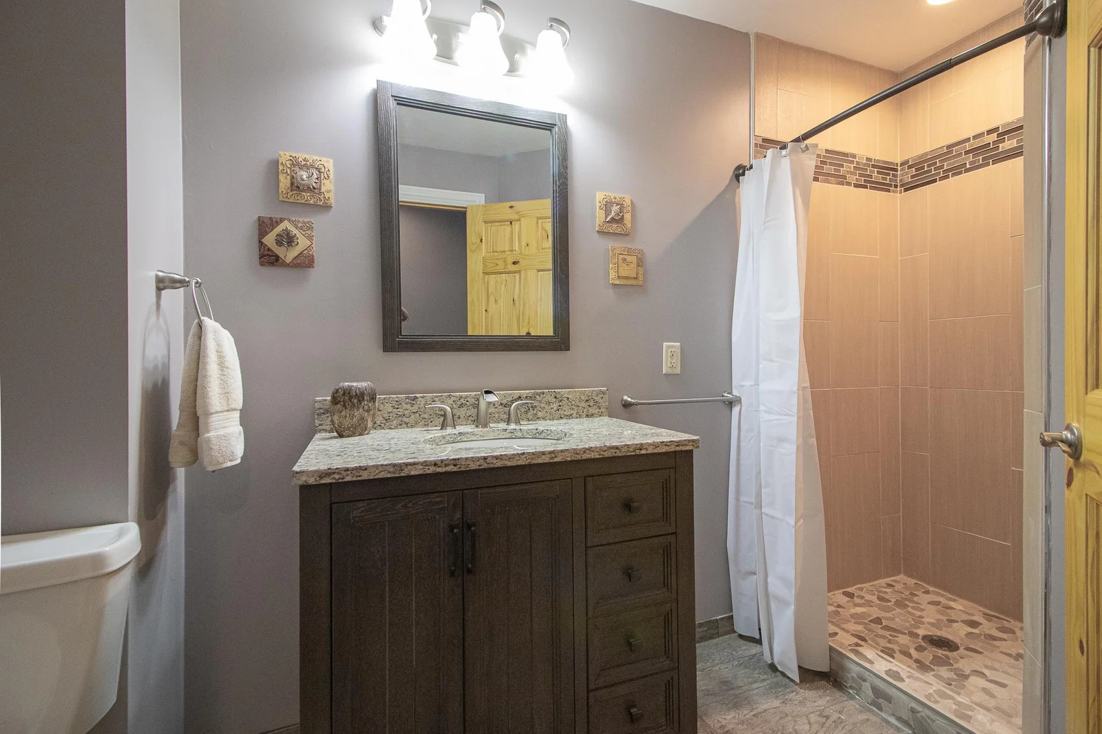 Lower level 3/4 Bath