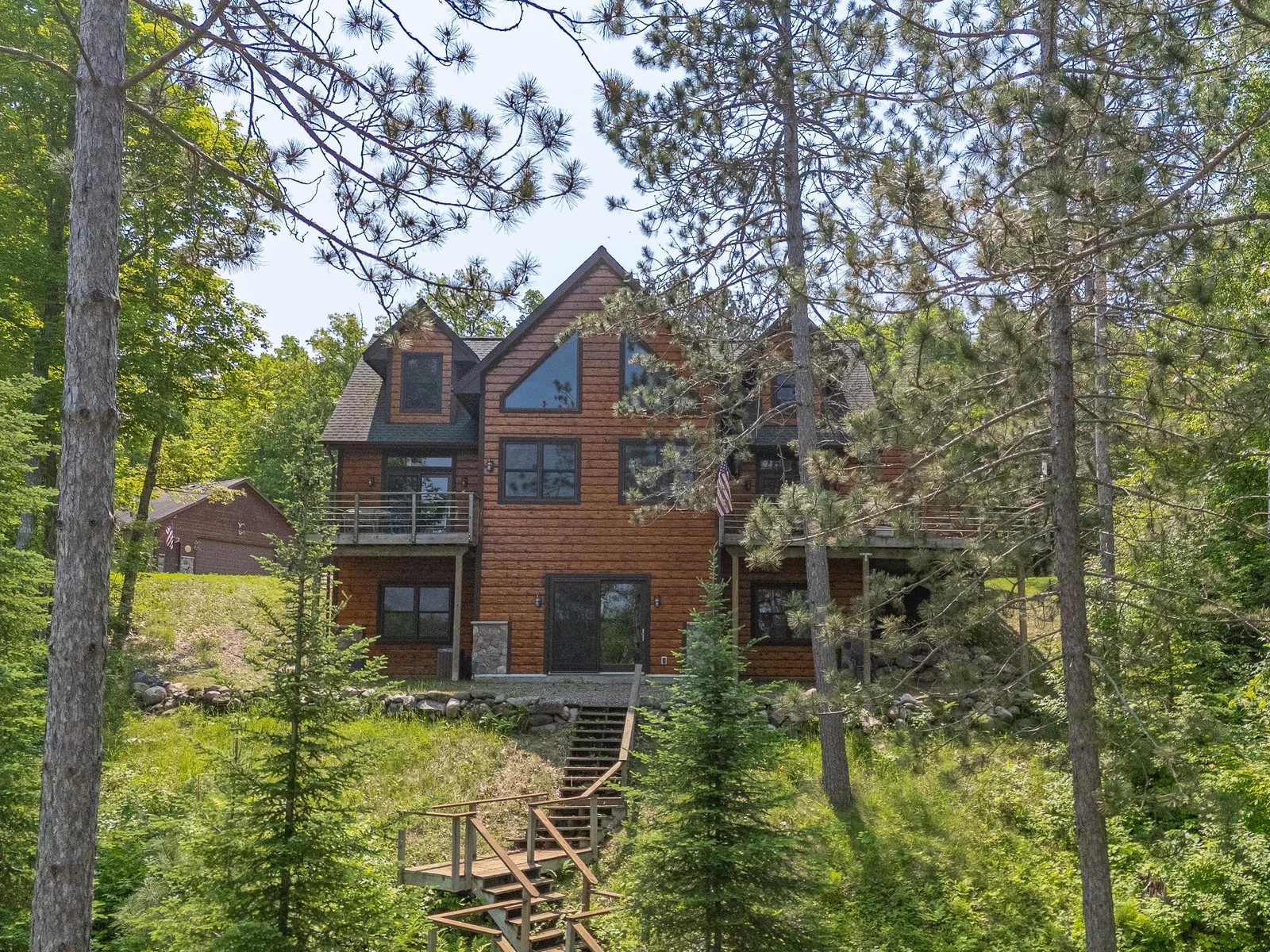 4 BR Walkout Cabin to lake