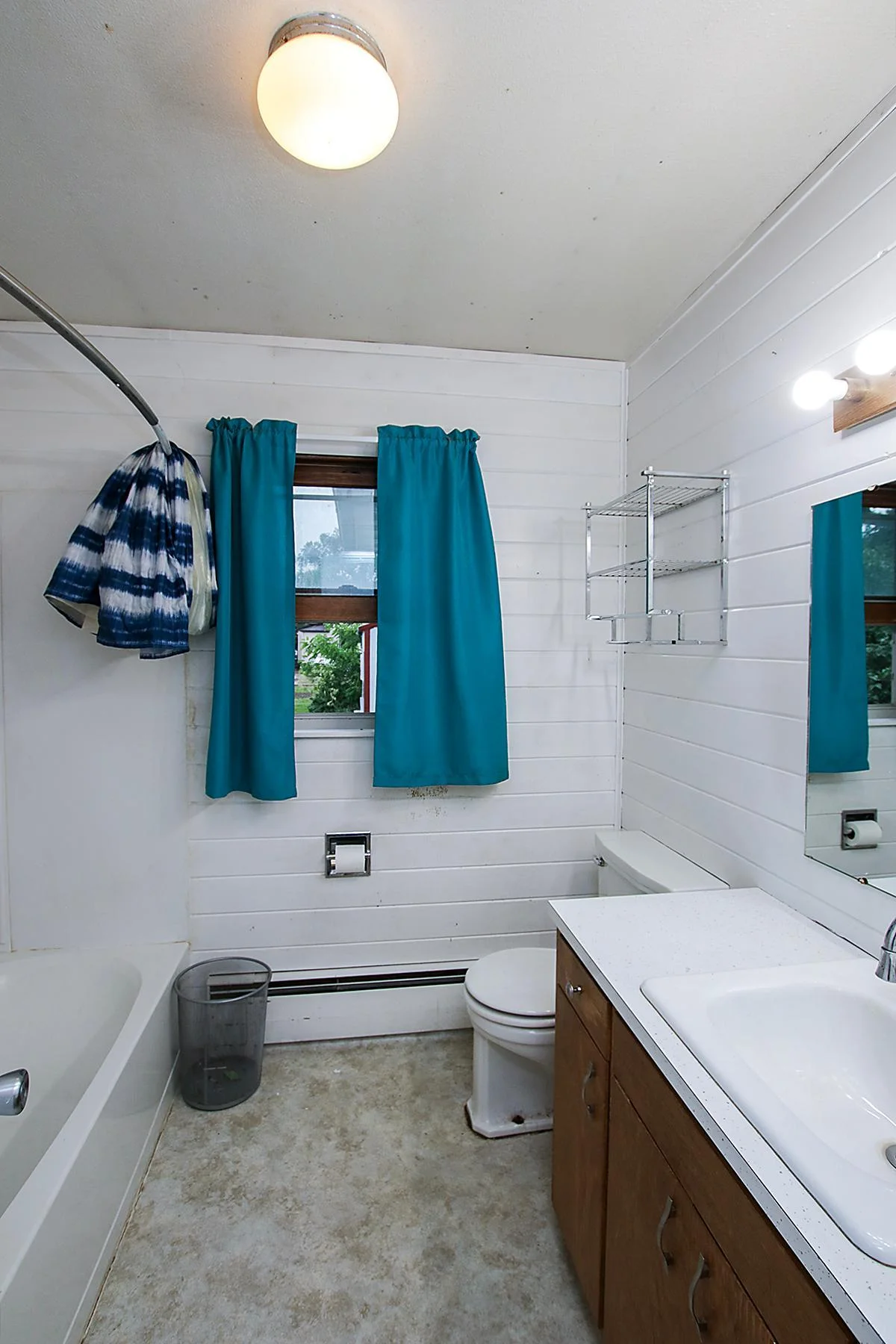 Main floor full piece bath