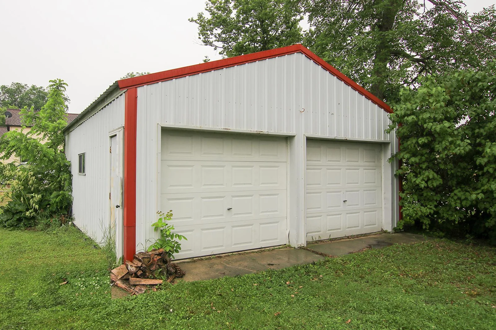 Large Detached Garage - Perfect for Storage or a Workshop!