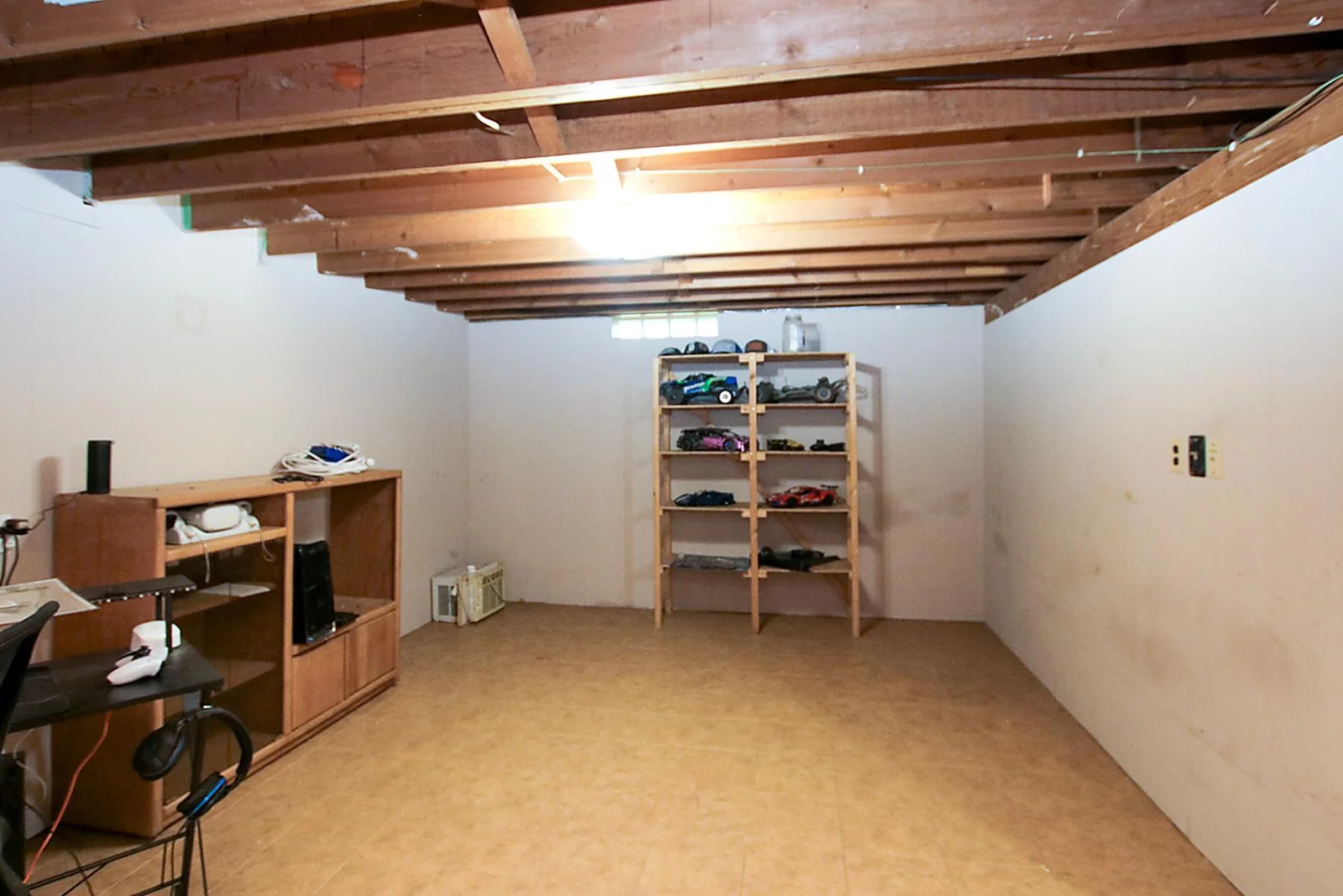 Lower level living space, ideal for your extra hobbies!