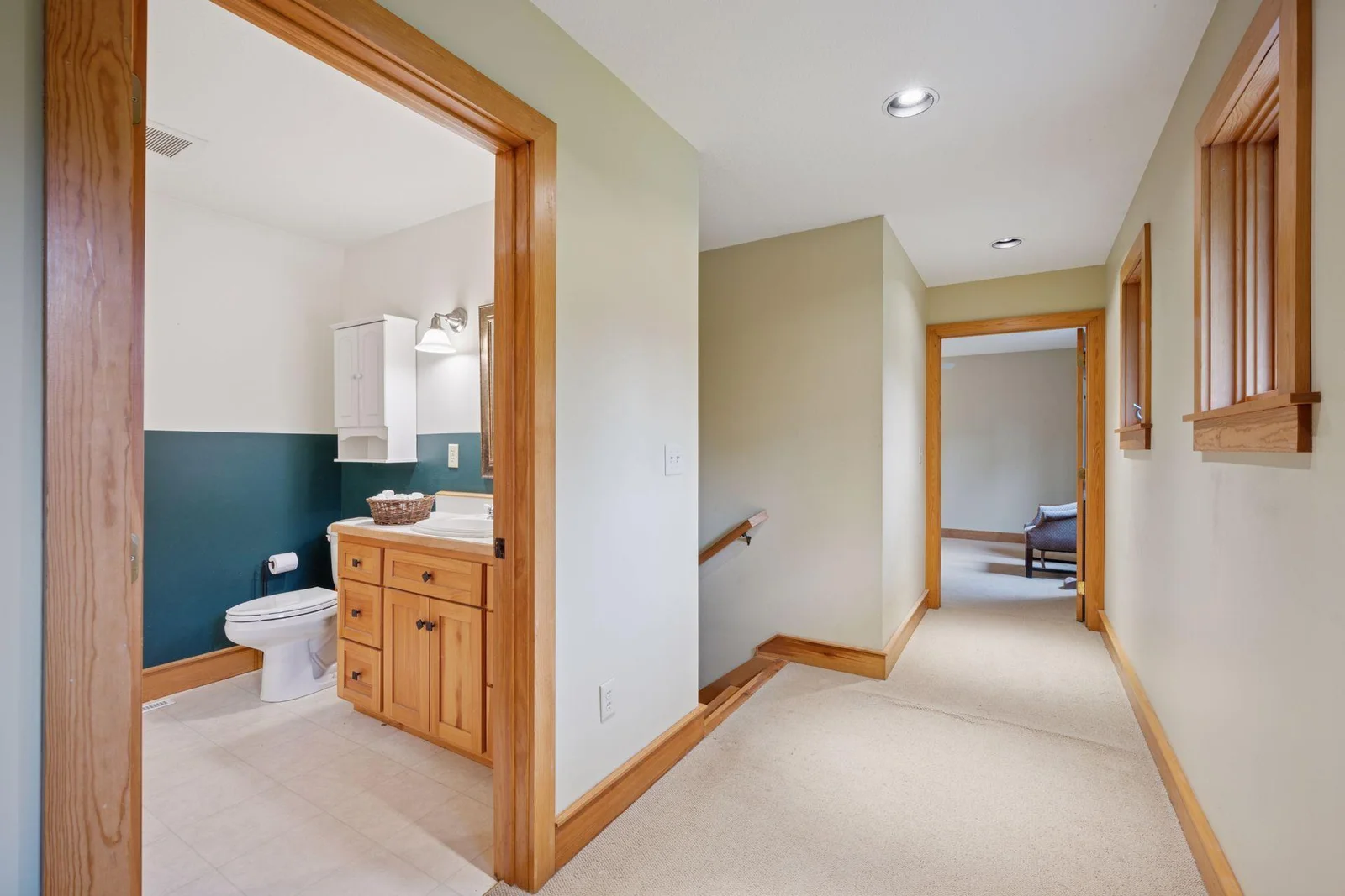 Upper level full bathroom & hallway