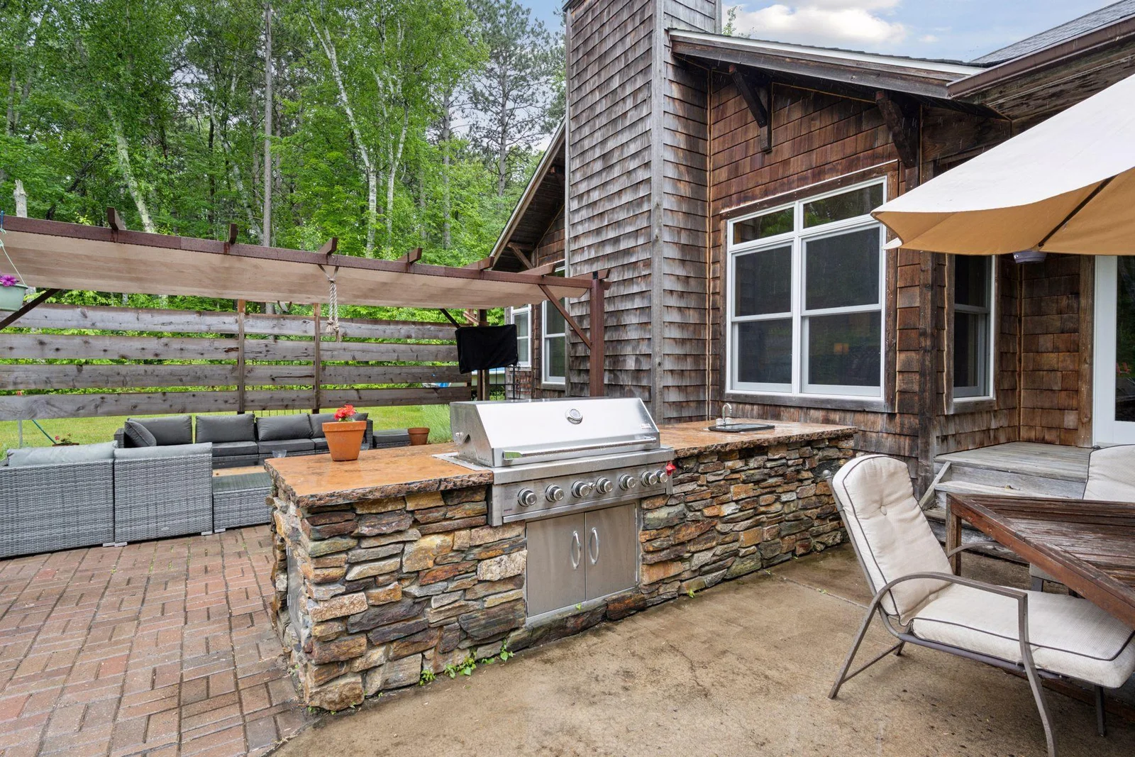 Outdoor grill island with sink