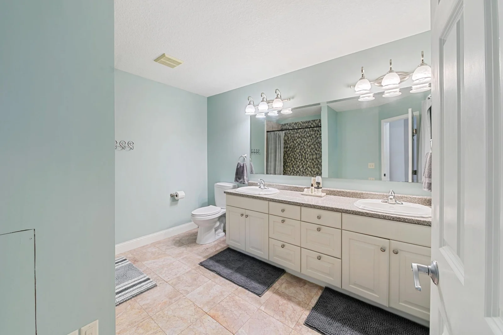 Upper level bathroom