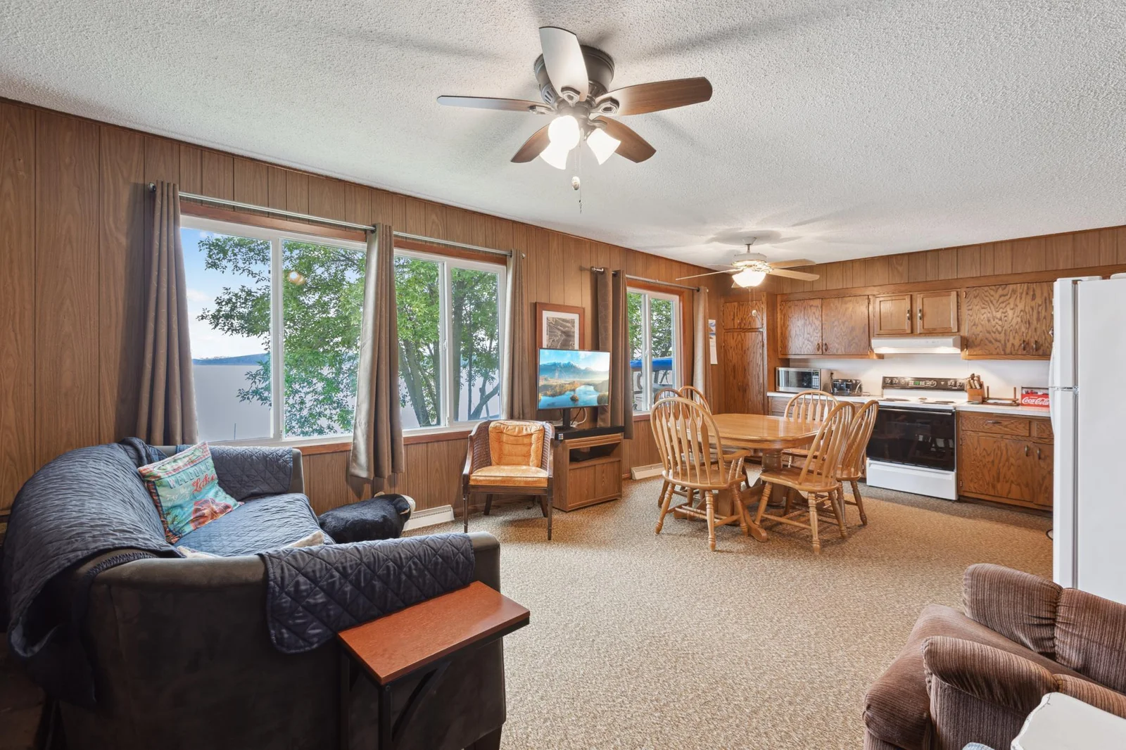 The open design of this home is perfect for everyone to enjoy time spent together while at the lake. Located close to town and South Brook golf course for a number of dining options nearby as well as award winning Spilled Grain Brewhouse!