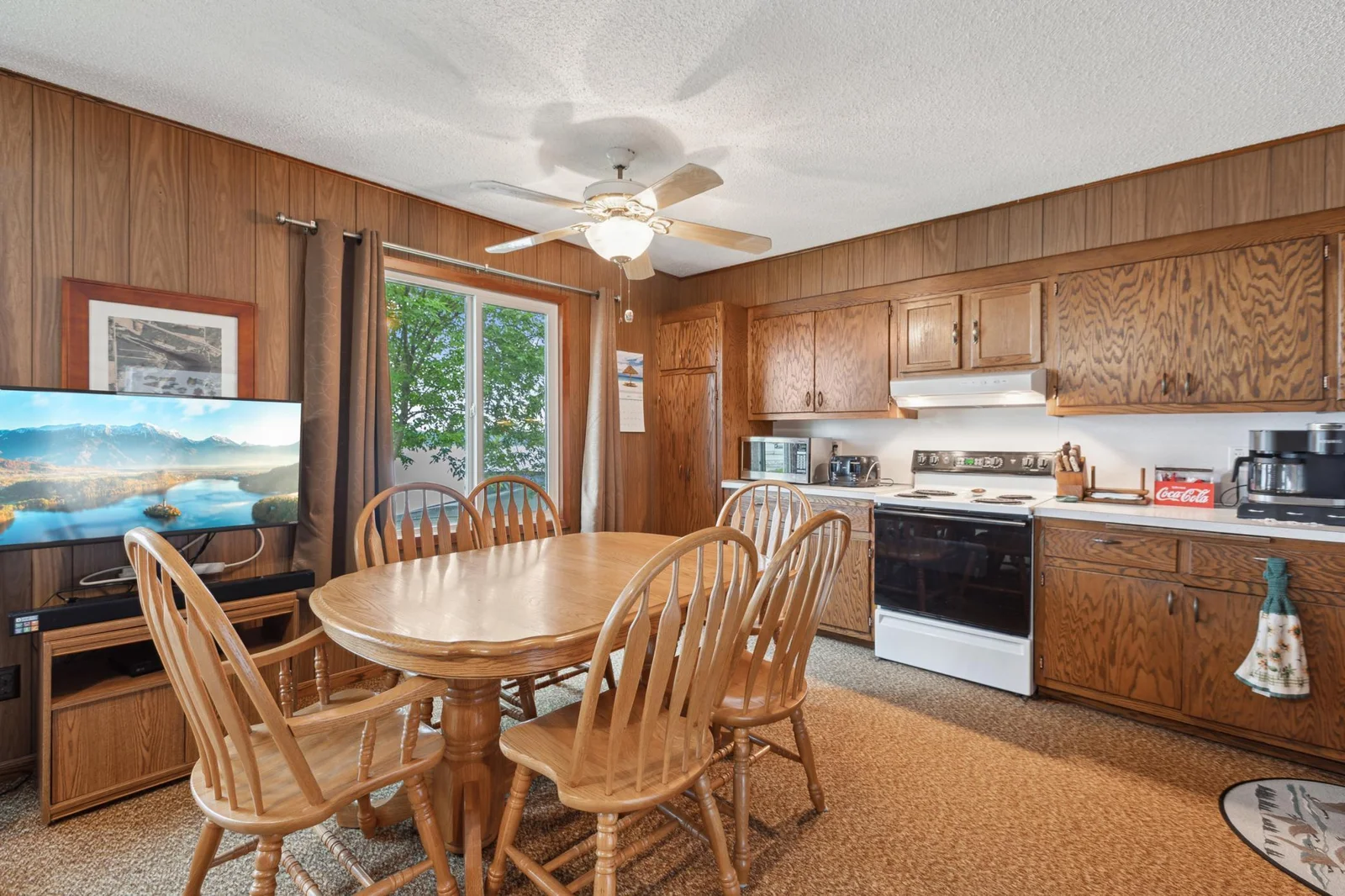 Offering a full-size kitchen complete with dishwasher. Whether you are grilling or ordering delivery from one of the multiple options this close to town you will enjoy hosting meals with family and friends while at the lake!